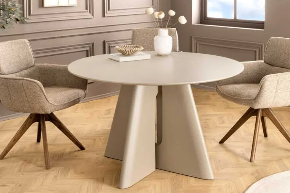 Runder Esstisch ORGANIKO 120cm cement greige mit skulpturalem Säulengestell