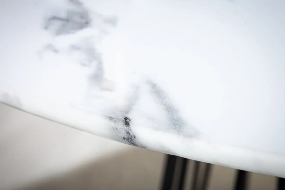 Runder Esstisch PARIS 120cm weiß Marmor-Design Glas schwarzes Metallgestell