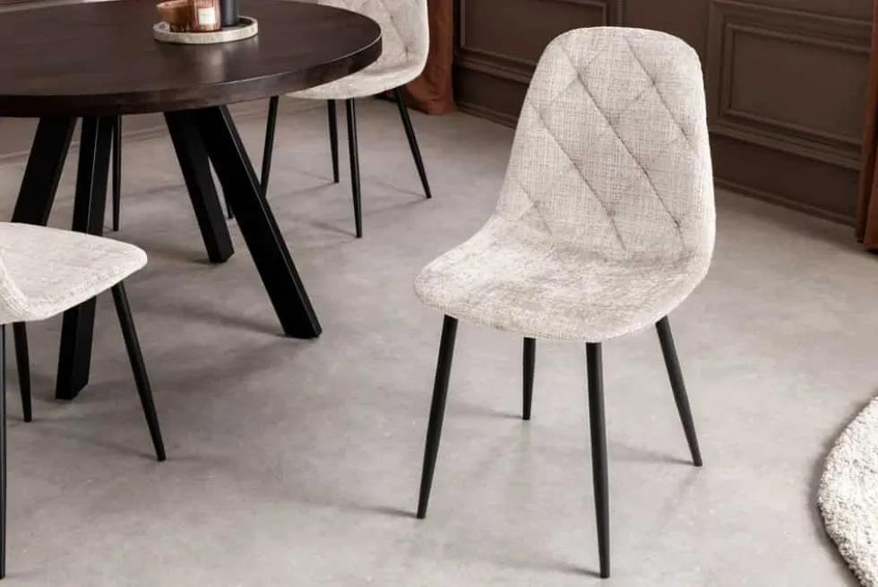 Stilvoller Stuhl GLAMM champagner beige Chenille Cremona mit Rauten-Steppung schwarz Metall